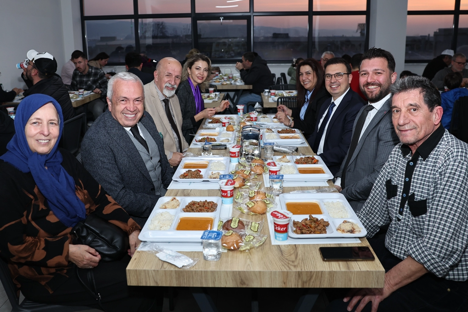 Başkan Özdemir aşevinde vatandaşlarla iftar yaptı 