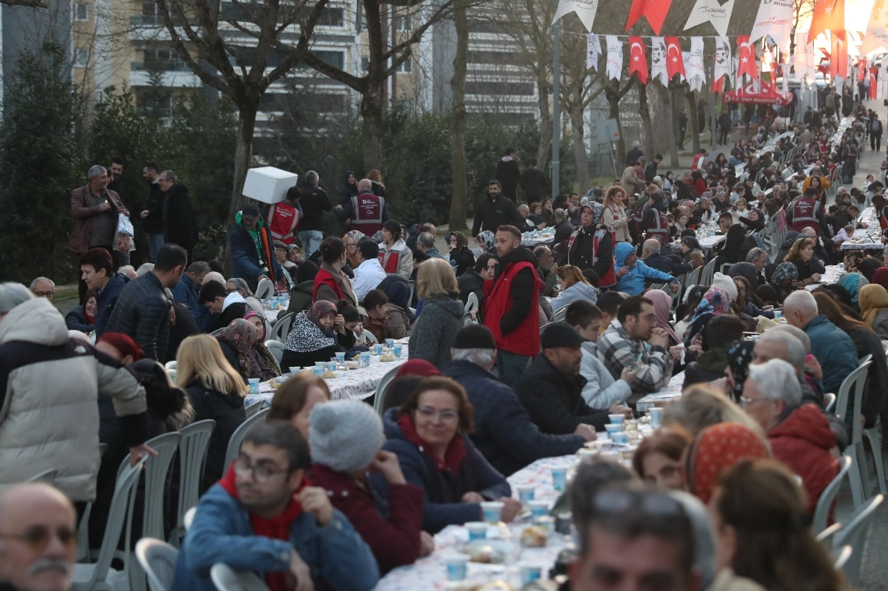 İzmit'te Başkan Hürriyet, vatandaşlarla buluştu  