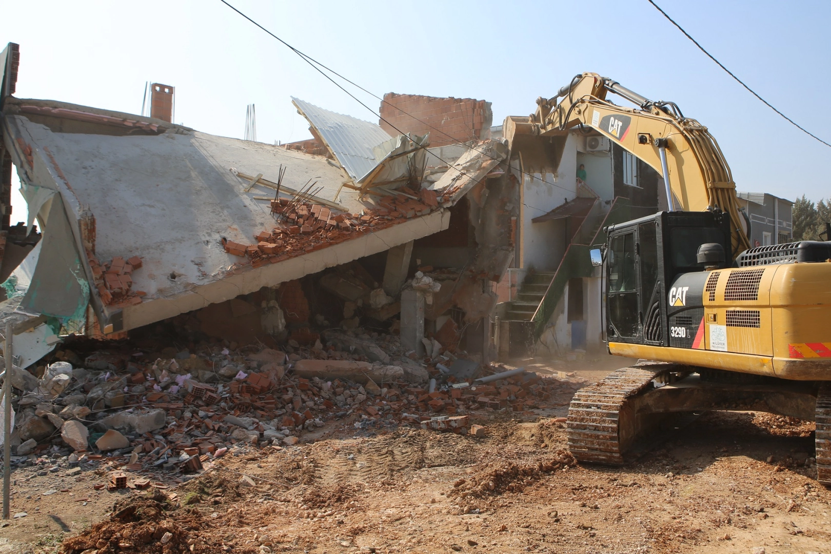 Bursa Nilüfer’de 2 katlı kaçak bina yıkıldı 