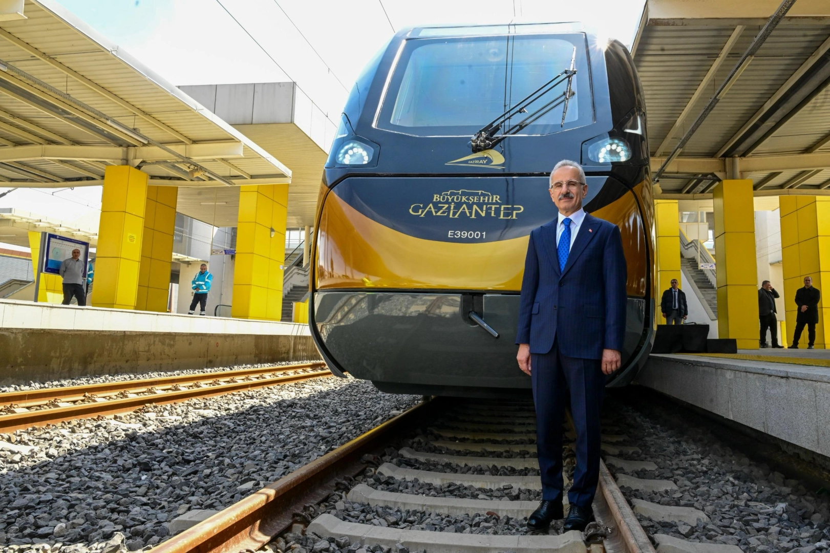 İlk milli banliyö tren seti raylarda 