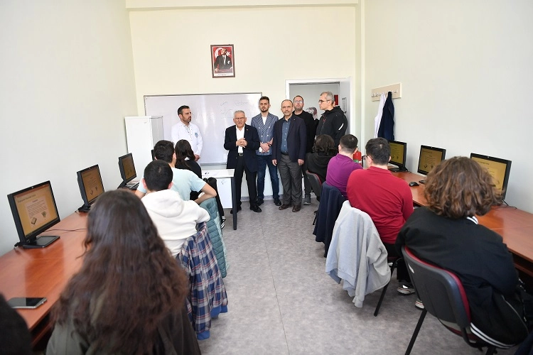 Memduh Büyükkılıç geleceğin bilim yıldızlarıyla buluştu 