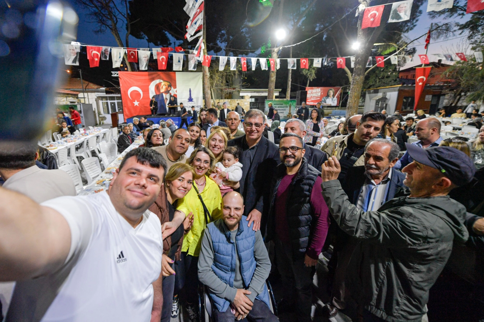 İzmir'de dayanışma sofrası Foça'da kuruldu 