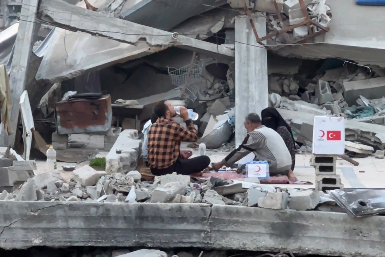 Gazze'de yıkıntılar arasında iftar! Kızılay Gazze'deki aşevi kapasitesini 30 bine çıkardı 