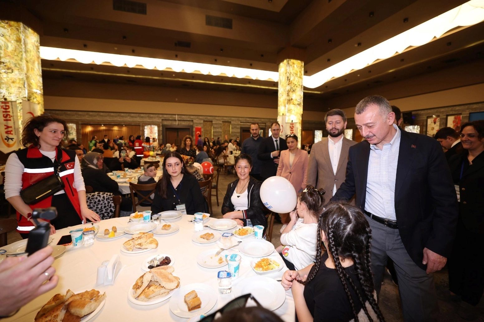 Kocaeli protokolü yetimleri ağırladı 