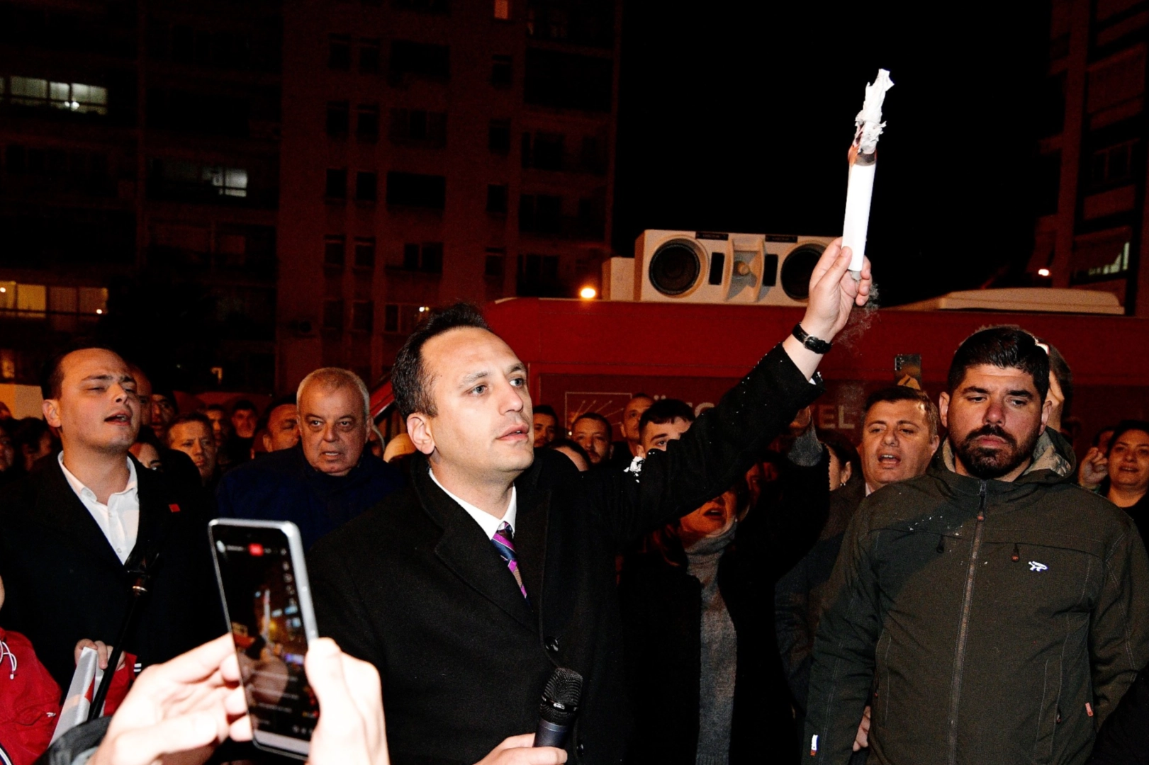 İzmir Bornova'da üç üniversite bitiren Başkan diplomalarını yaktı! 