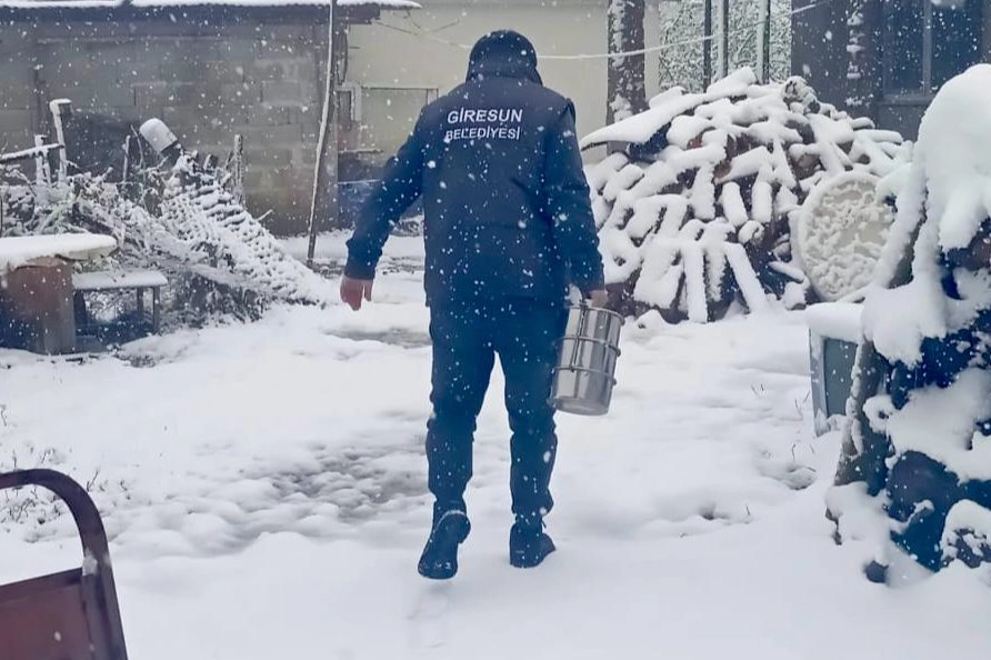 Giresun Belediyesi kış şartlarında da ihtiyaç sahiplerinin yanında! 92 haneye sıcak yemek! 