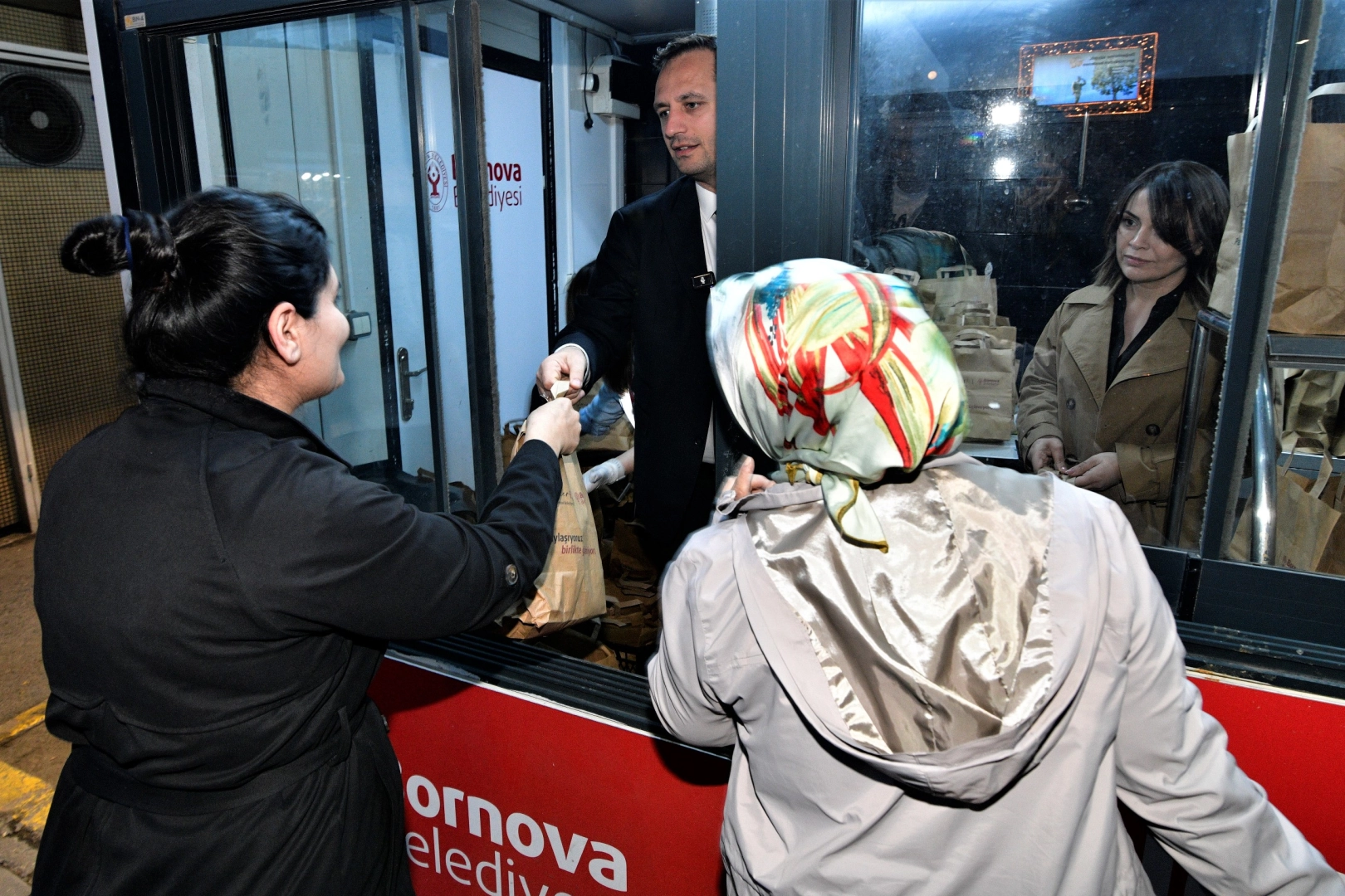 İzmir Bornova'da kumanyalar Başkan Eşki'den 