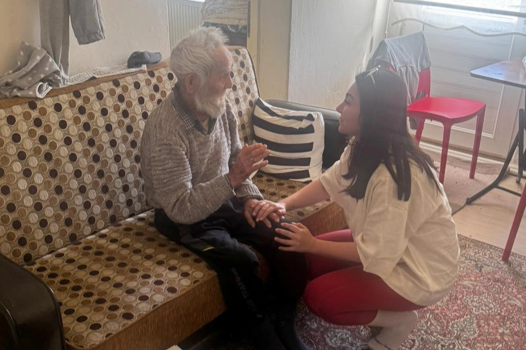 Büyüklerimize vefa: İKAGED, mahalle mahalle yaşlıları ziyaret etti 