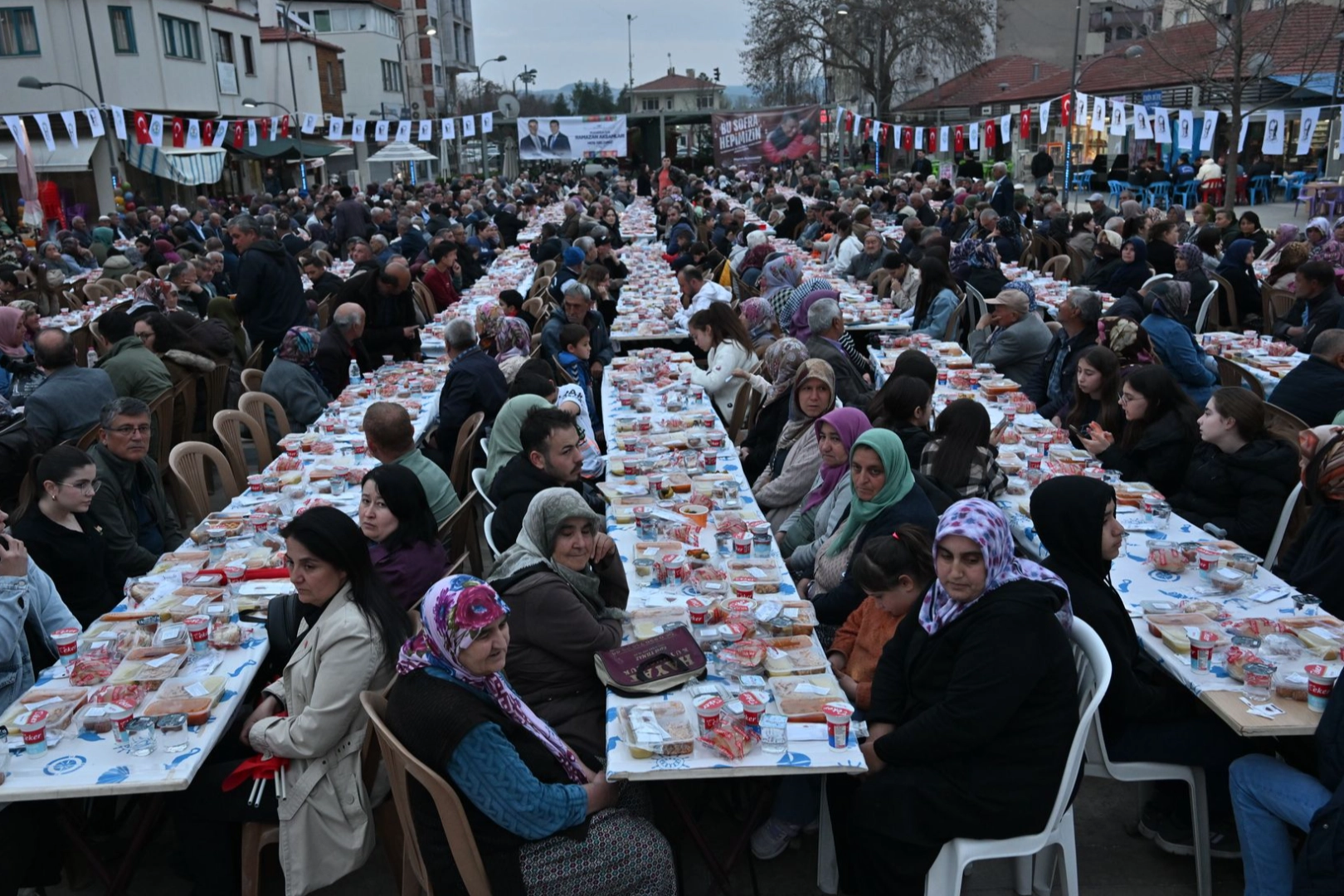 Manisa'da Ramazan’ın bereketini Köprübaşı’nda paylaştı 