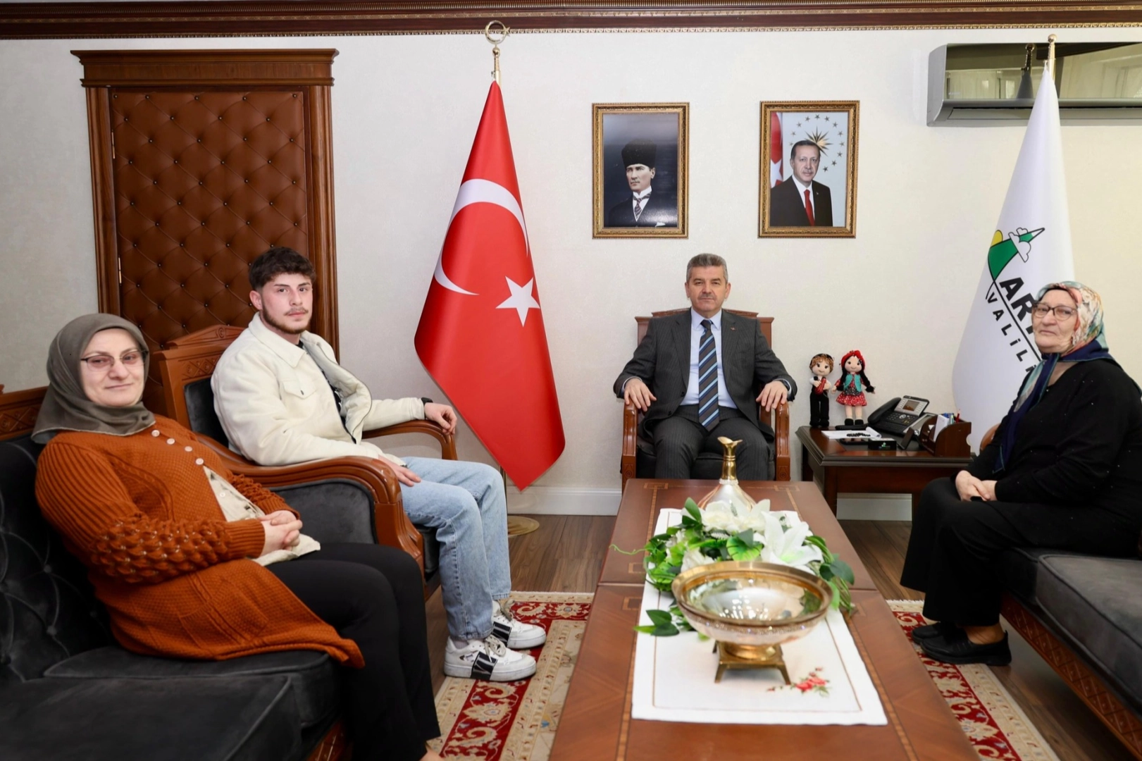Artvin Valisi Ergün şehit Aydemir'in ailesini kabul etti 