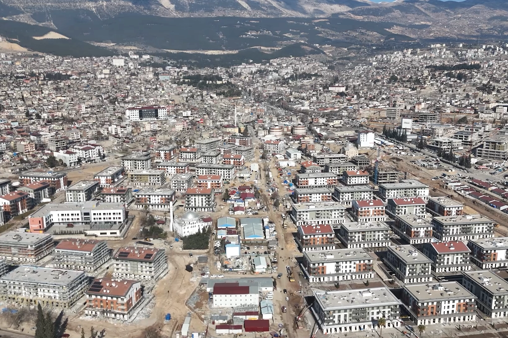 Ağır yıkıma uğrayan şehir yeniden ihya ediliyor... Kahramanmaraş'ta 4 bin işçi aralıksız çalışıyor 