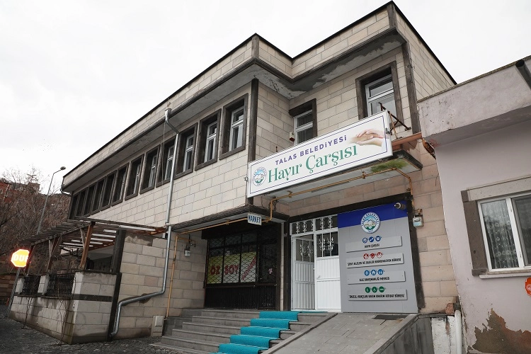 Kayseri Talas'ta ulu çınarlara un desteği 