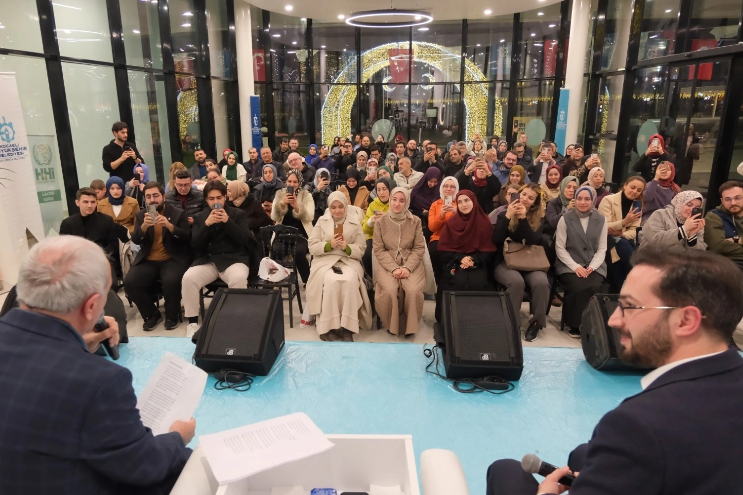 Ünlü yazar, Kocaeli’de konuk olduğu söyleşide gençlere seslendi! 