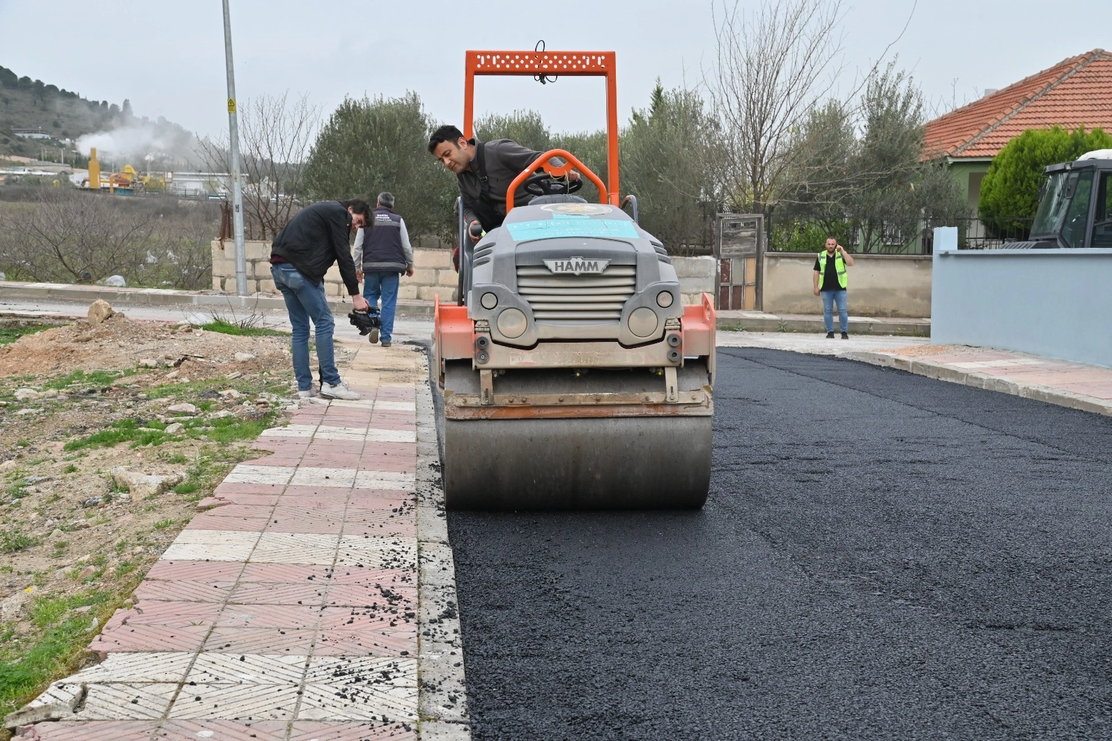 Manisa'da Turgut Özal Mahallesi’nin yollarını yeniliyor 
