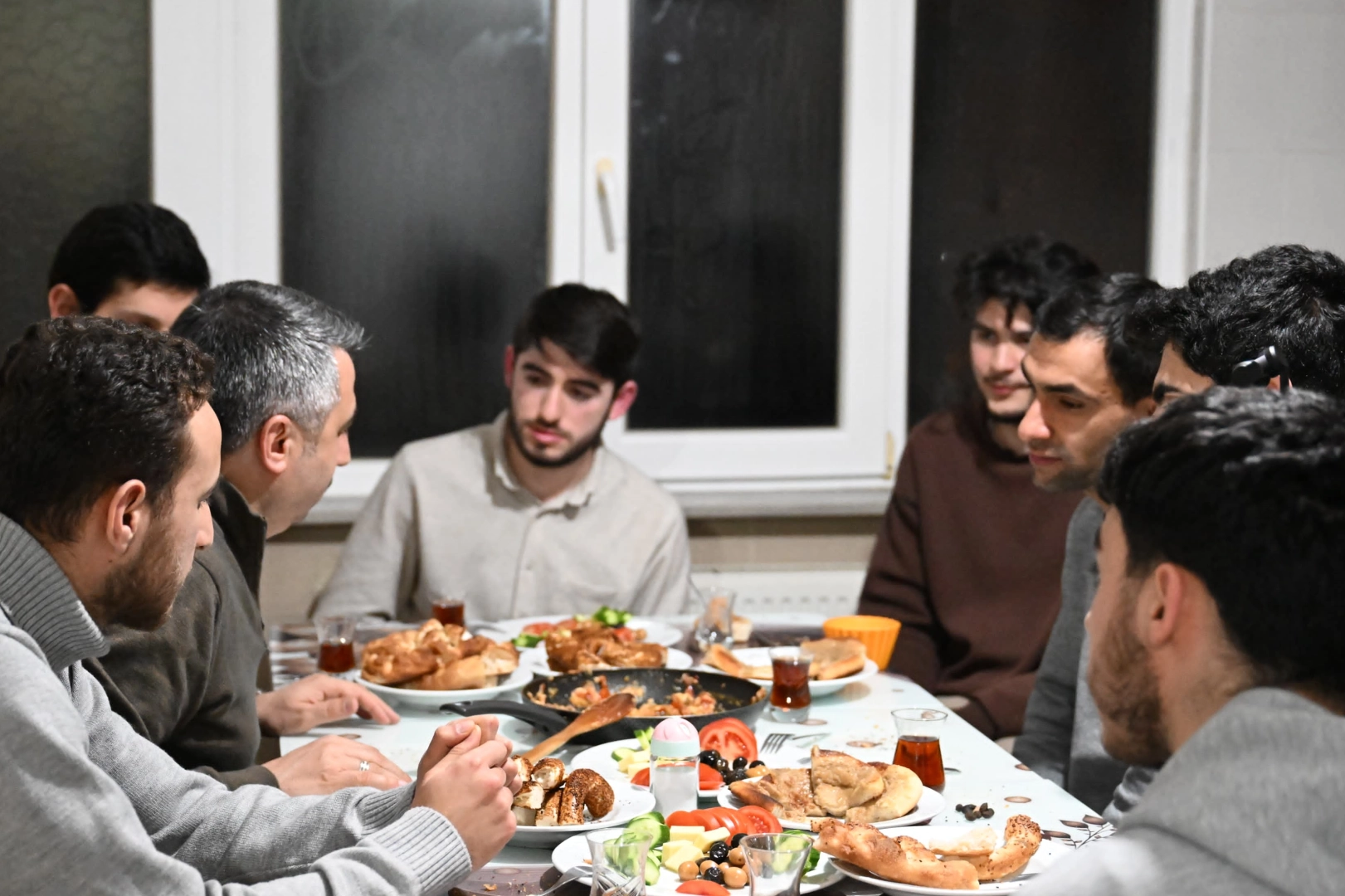 Bursa'da Başkan Yılmaz, sahuru gençlerle yaptı 