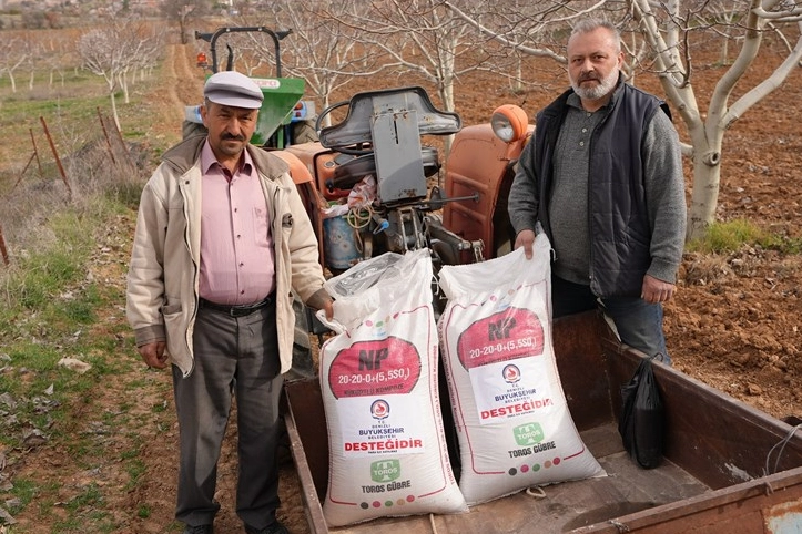 Denizli’de çiftçinin yüzü Büyükşehirle gülüyor 