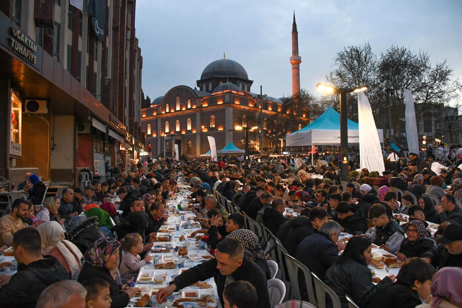 Balıkesir’in kalbinde 20 bin kişilik dev iftar 