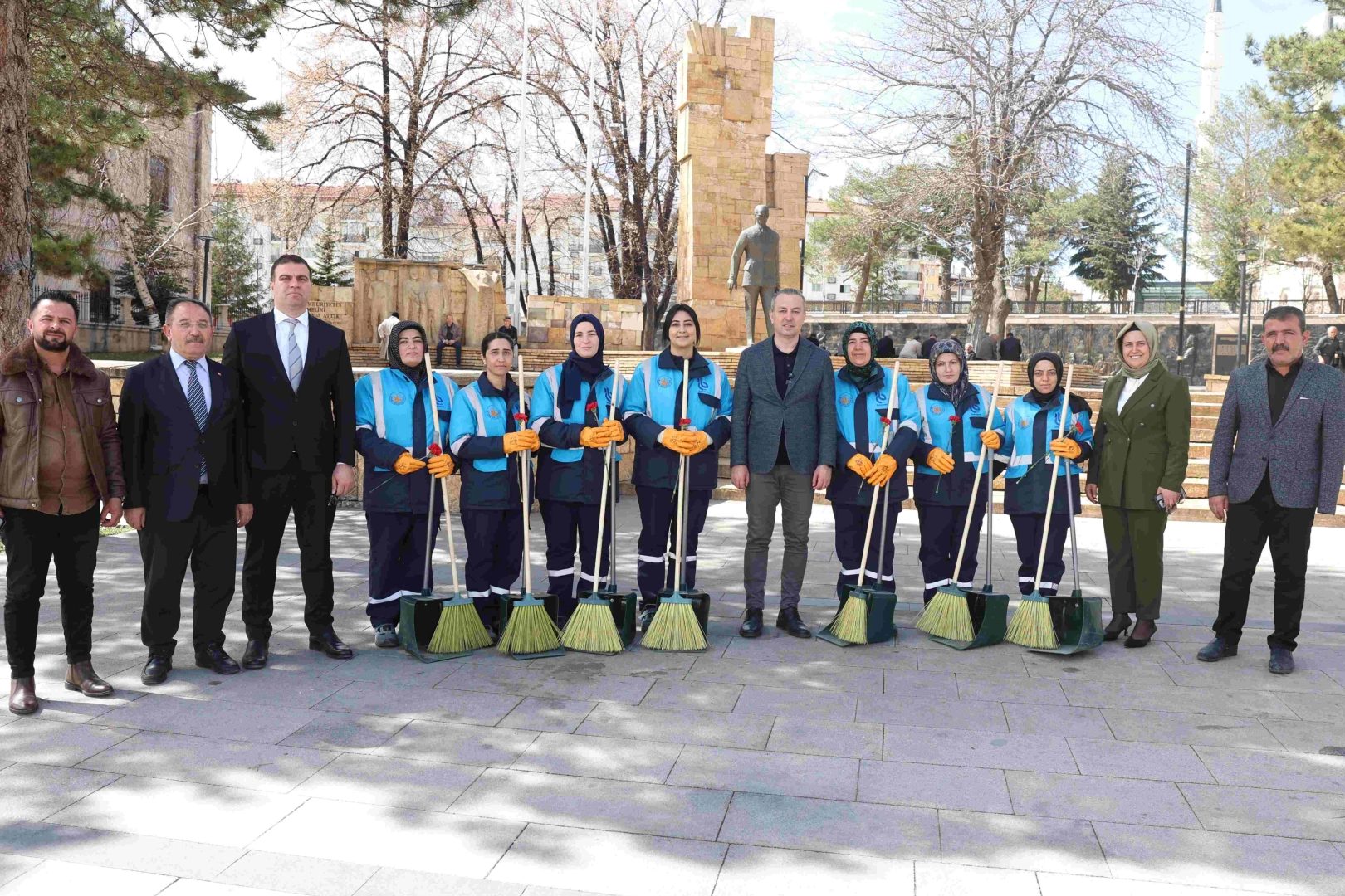 Sivas’ta şehir temizliğine kadın eli değdi 