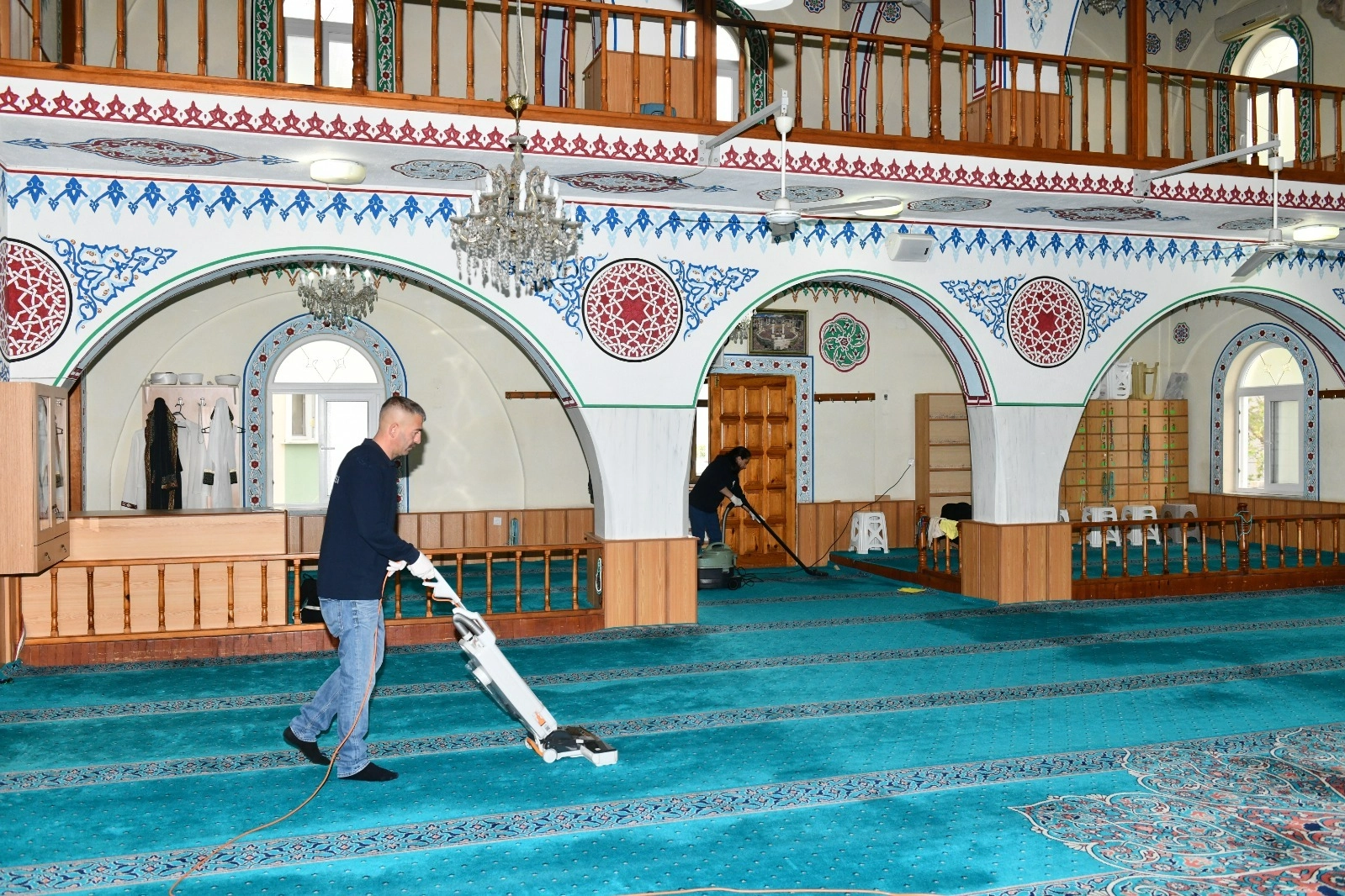 Ramazan Bayramı öncesi camilere temizlik 