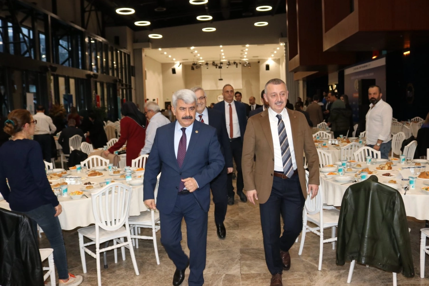 Büyükakın, Fransa dönüşü sağlık çalışanlarıyla iftar yaptı 