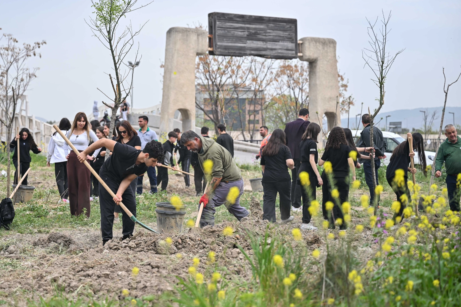 İzmir Bornova'da öğrenciler doğaya can oldu 