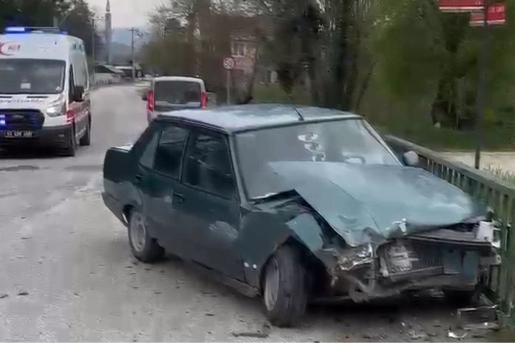 Düzce'de iki otomobil çarpıştı: 4 yaralı 