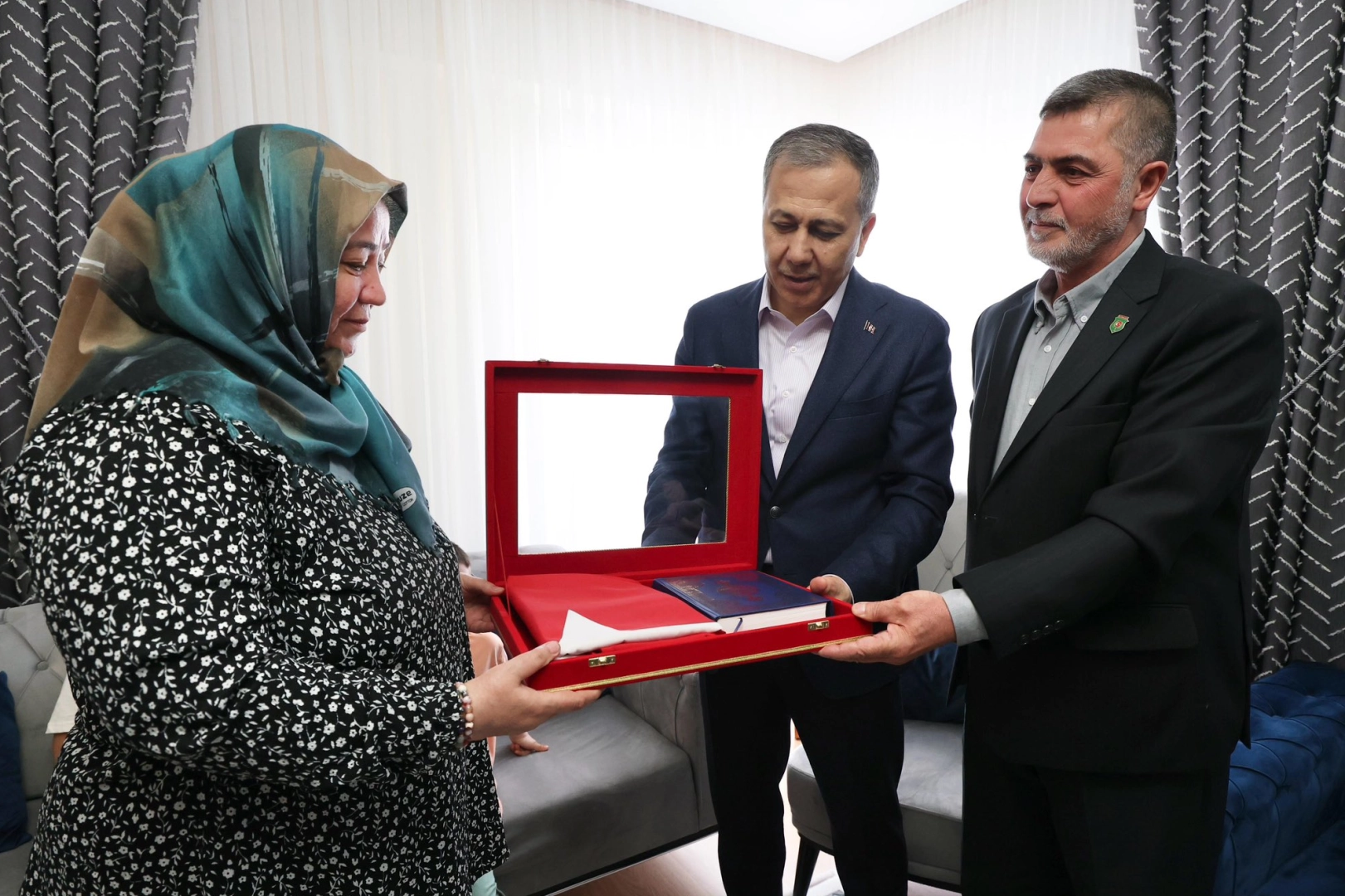 Bakan Yerlikaya'dan Konya'da şehit ailesine ziyaret 