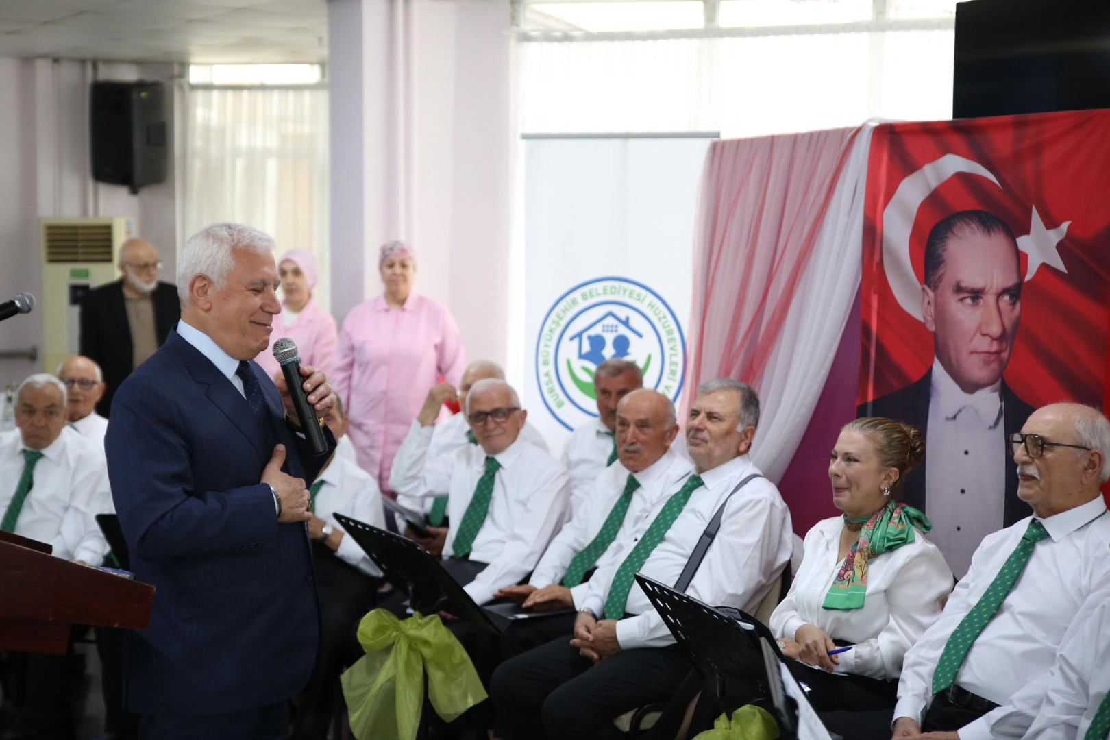 Bursa'da huzurevi korosuna Başkan Bozbey sesiyle renk kattı 