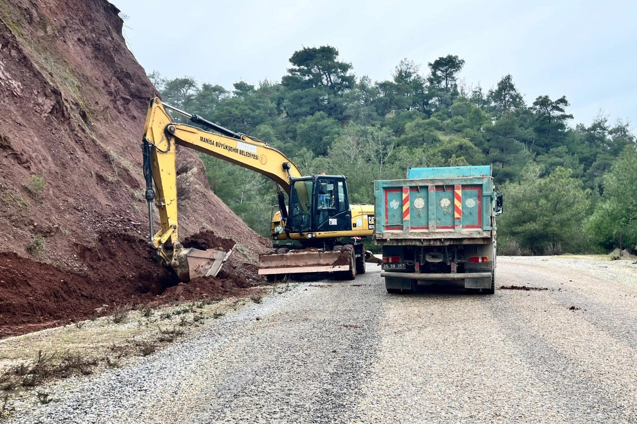 Manisa'da yol çalışmalarına devam 