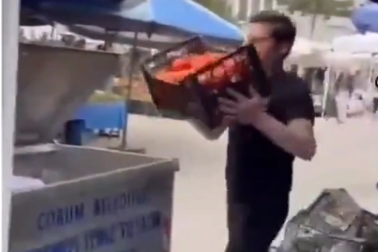Kasalarca domatesler çöpe döküldü! Cezasız kalmadı! 