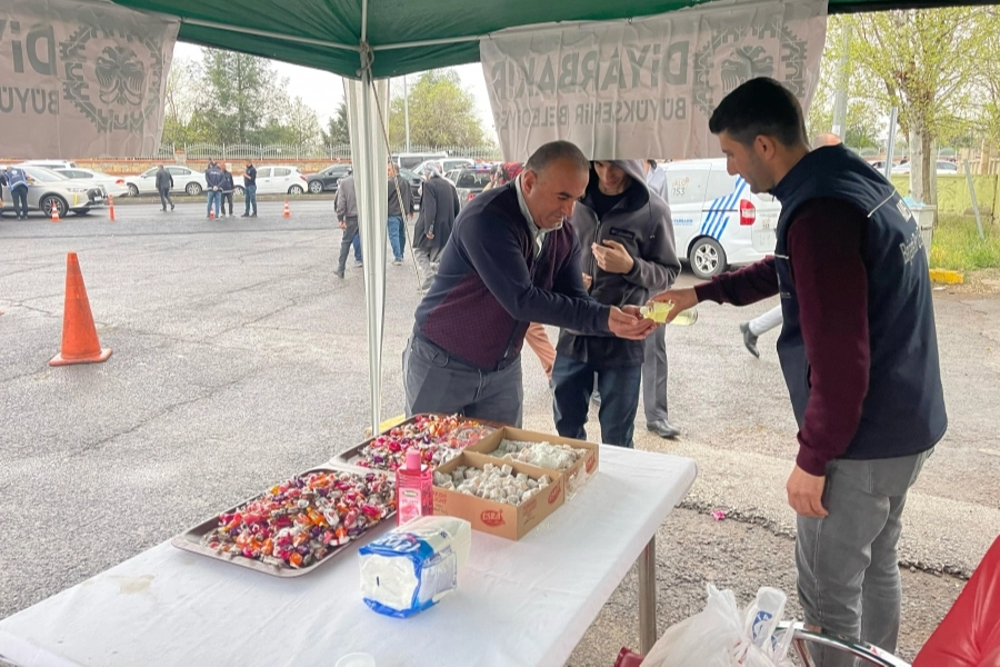 Diyarbakır'da mezarlık ziyaretinde bulunanlara ikram 