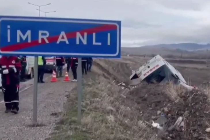 Sivas'ta otobüs devrildi: 2 ölü, 23 yaralı 