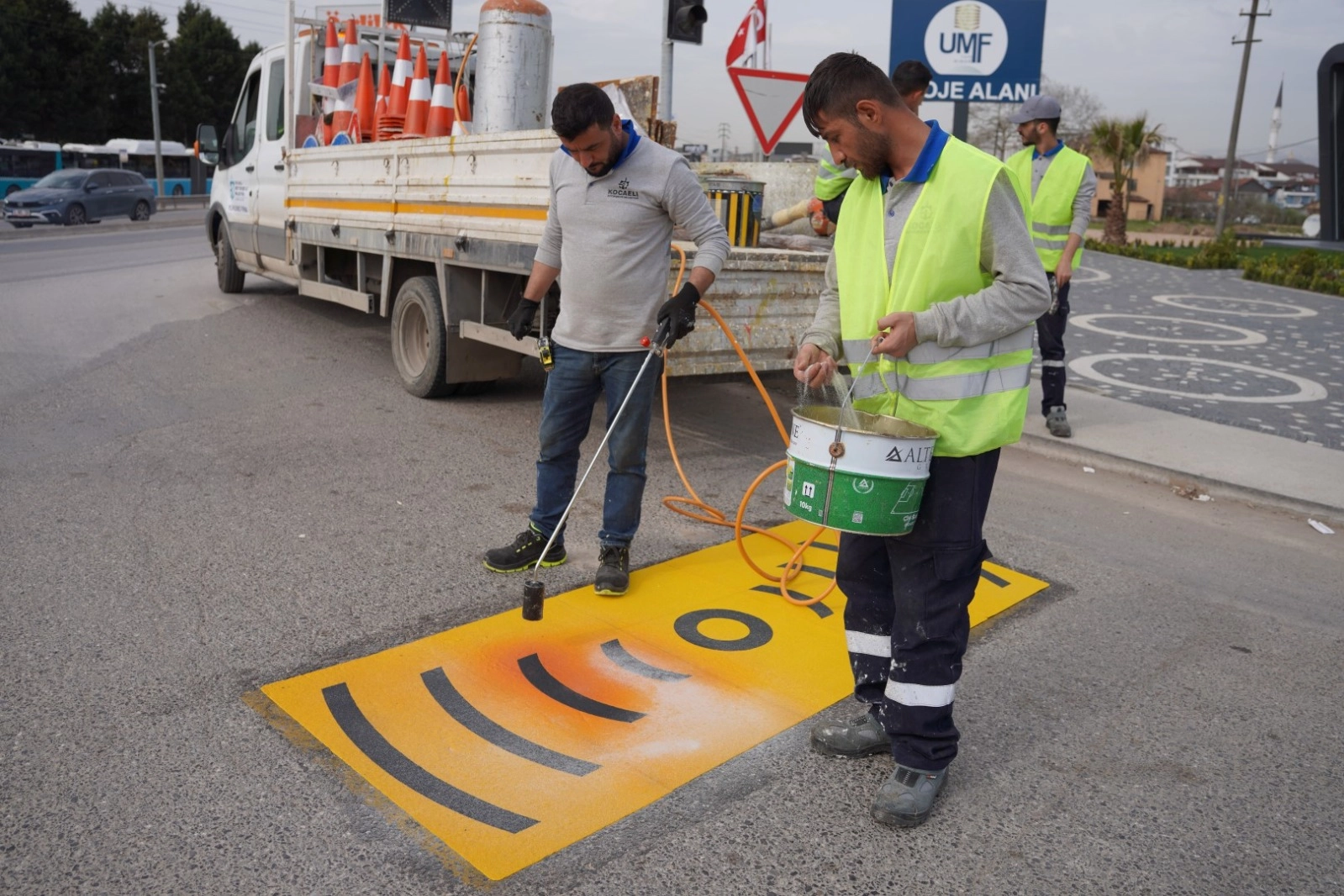 Kocaeli'de yol ve yaya çizgileri yenileniyor 