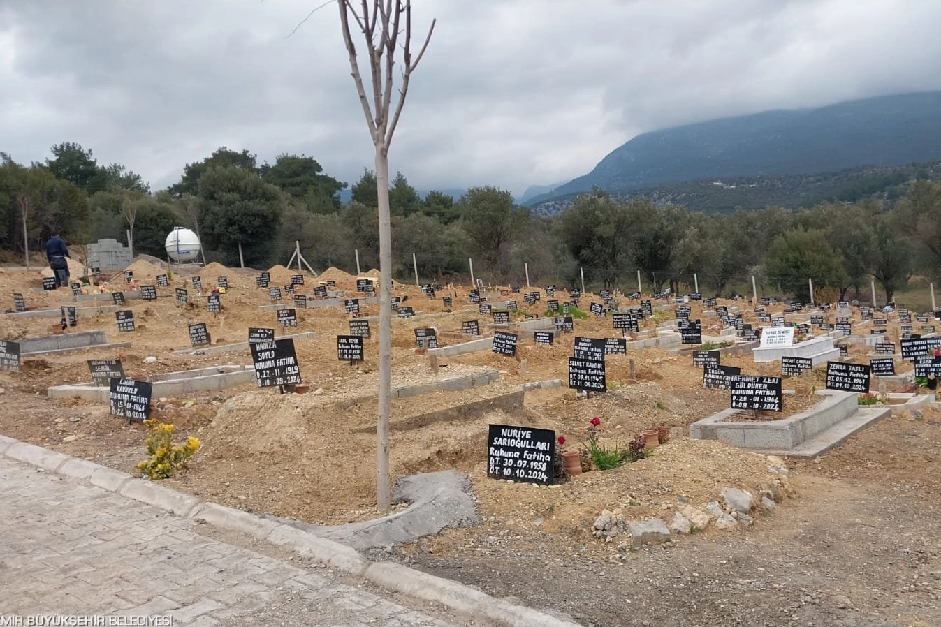 İzmir'de ölen sayısı artınca mezarlık sayısı da arttırıldı 
