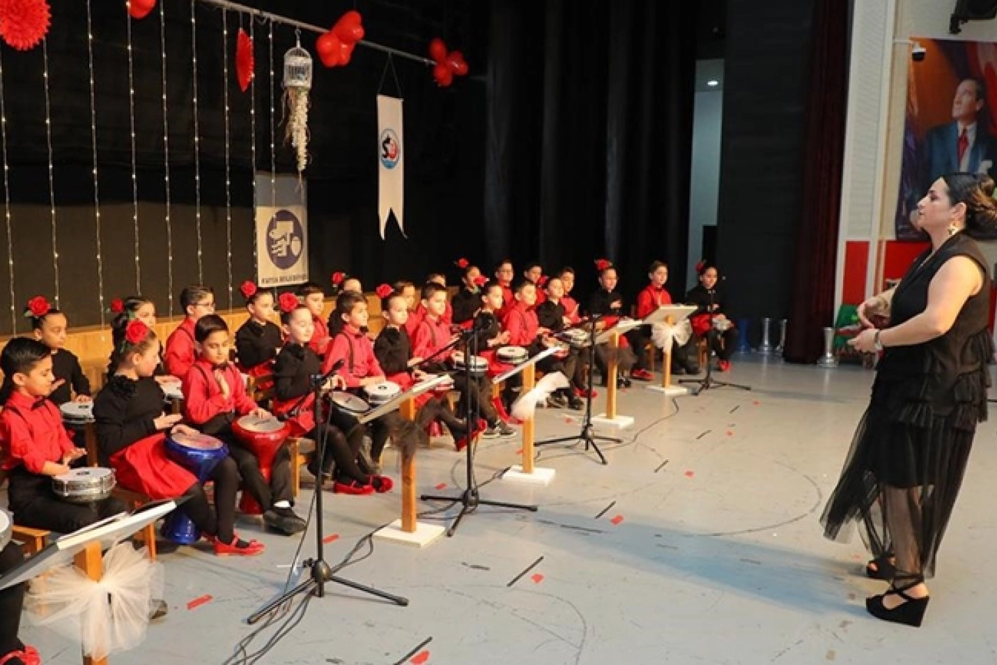 Ordu'da ilkokul öğrencileri darbuka çalmayı bidonla öğrendi 