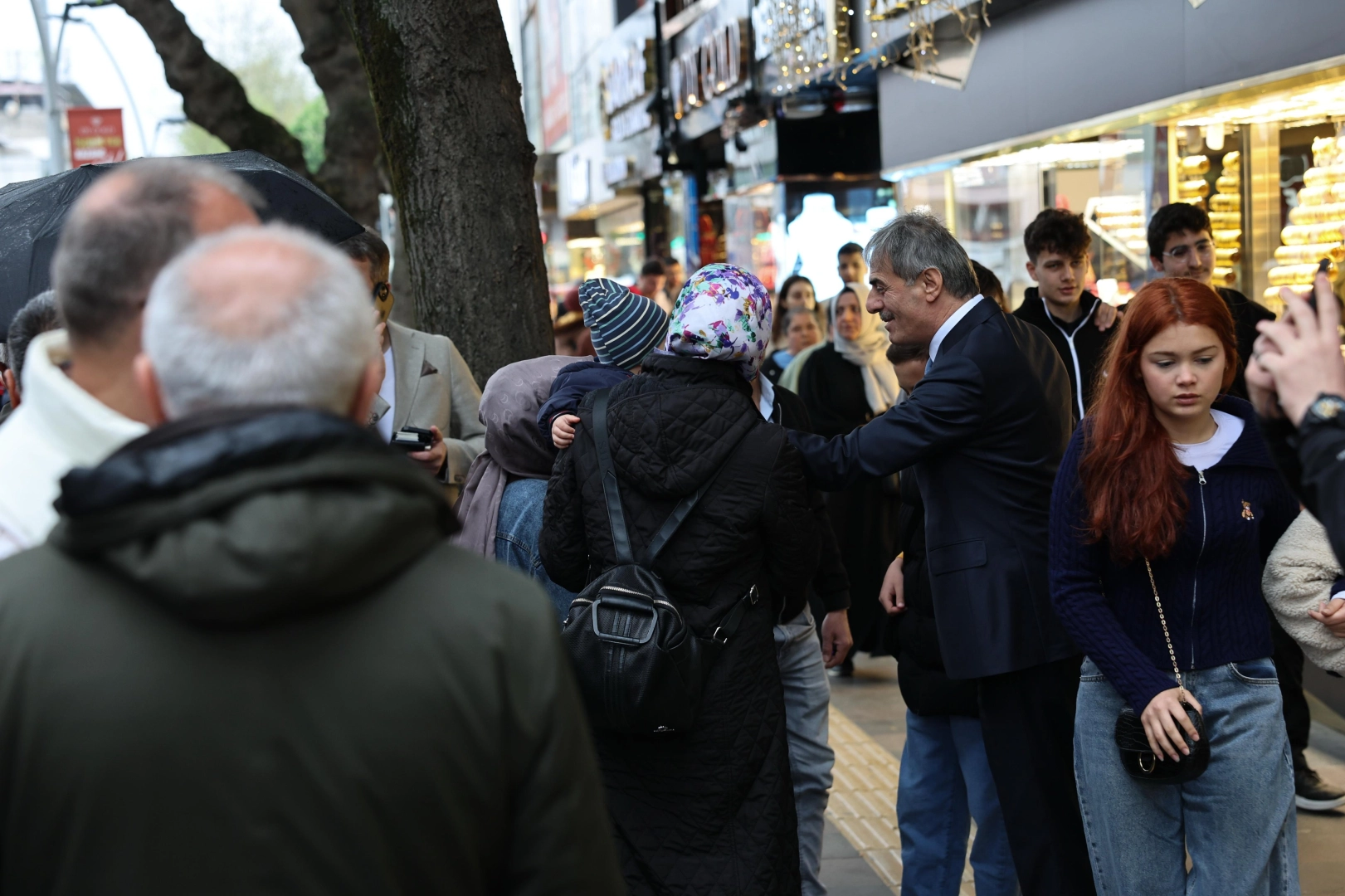 Sakarya'da Başkan Alemdar esnafla kucaklaştı 