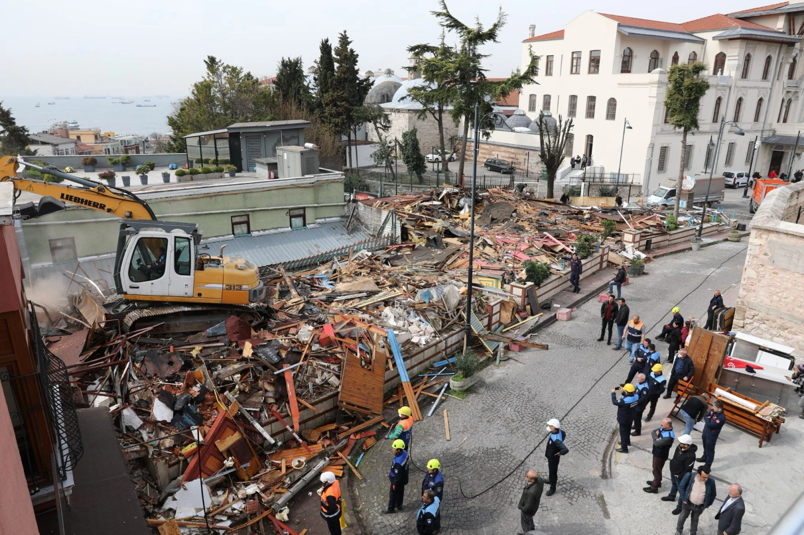 İstanbul Büyükşehir'den Sultanahmet'teki ruhsatsız yapıya yıkım 