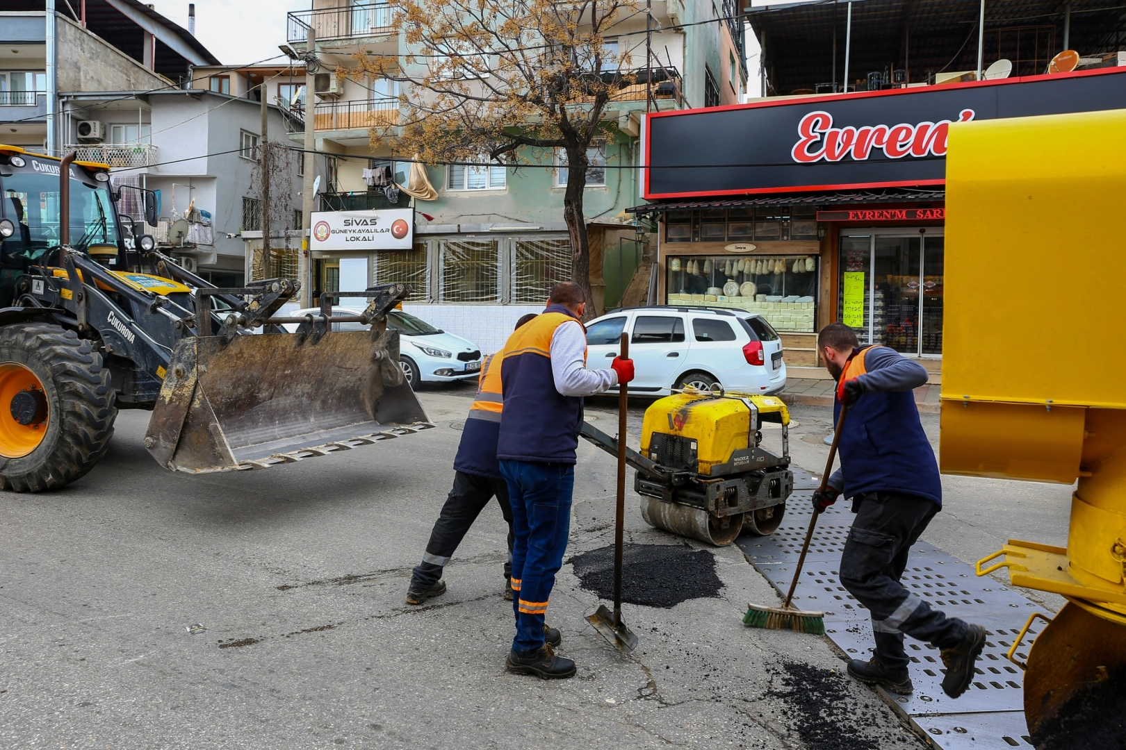 İzmir Karabağlar’da yolları asfalt yama robotu onarıyor 