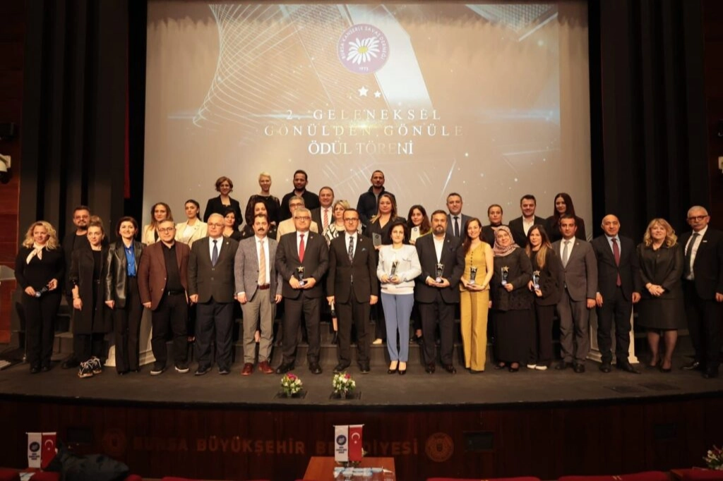 Bursa Kanserle Savaş Derneği'nden anlamlı ödül gecesi 