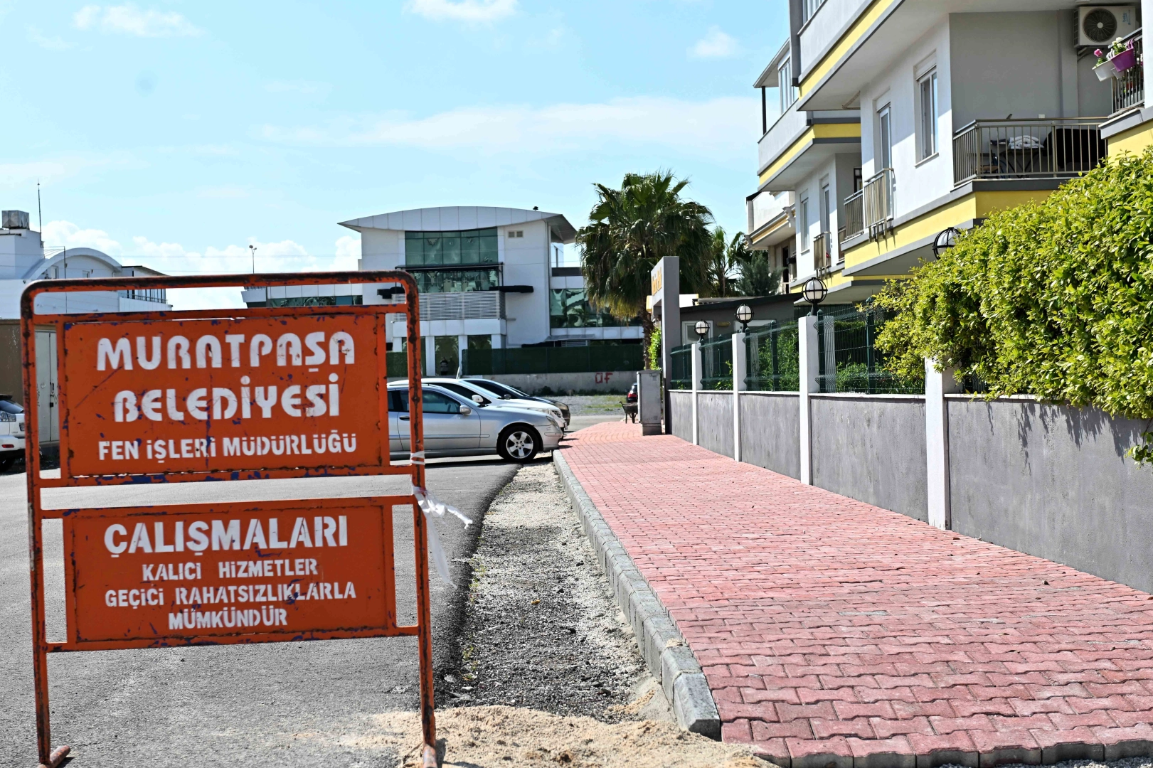 Antalya Muratpaşa'da kaldırım çalışmalarına devam 