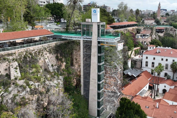 Antalya Yat Limanındaki asansörde bakım onarım! 
