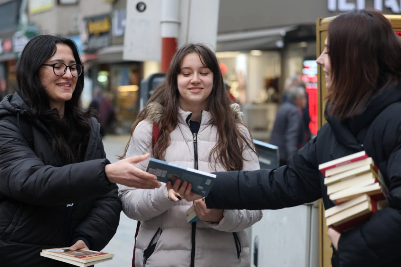 Cumhuriyet Bulvarı'nda kitap sürprizi 