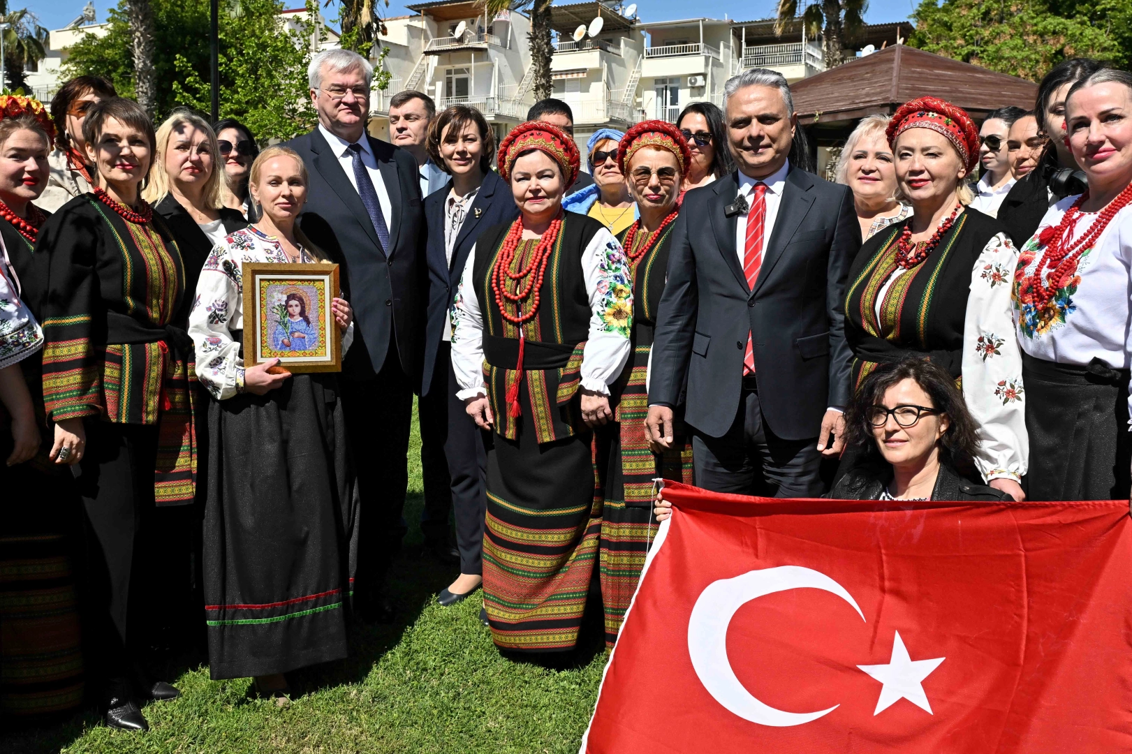 Dostluk çınarı toprağa kavuştu 
