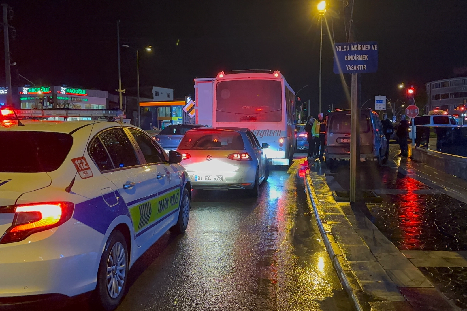 Düzce'de kırmızı ışıkta bekleyen araca minibüs çarptı! 