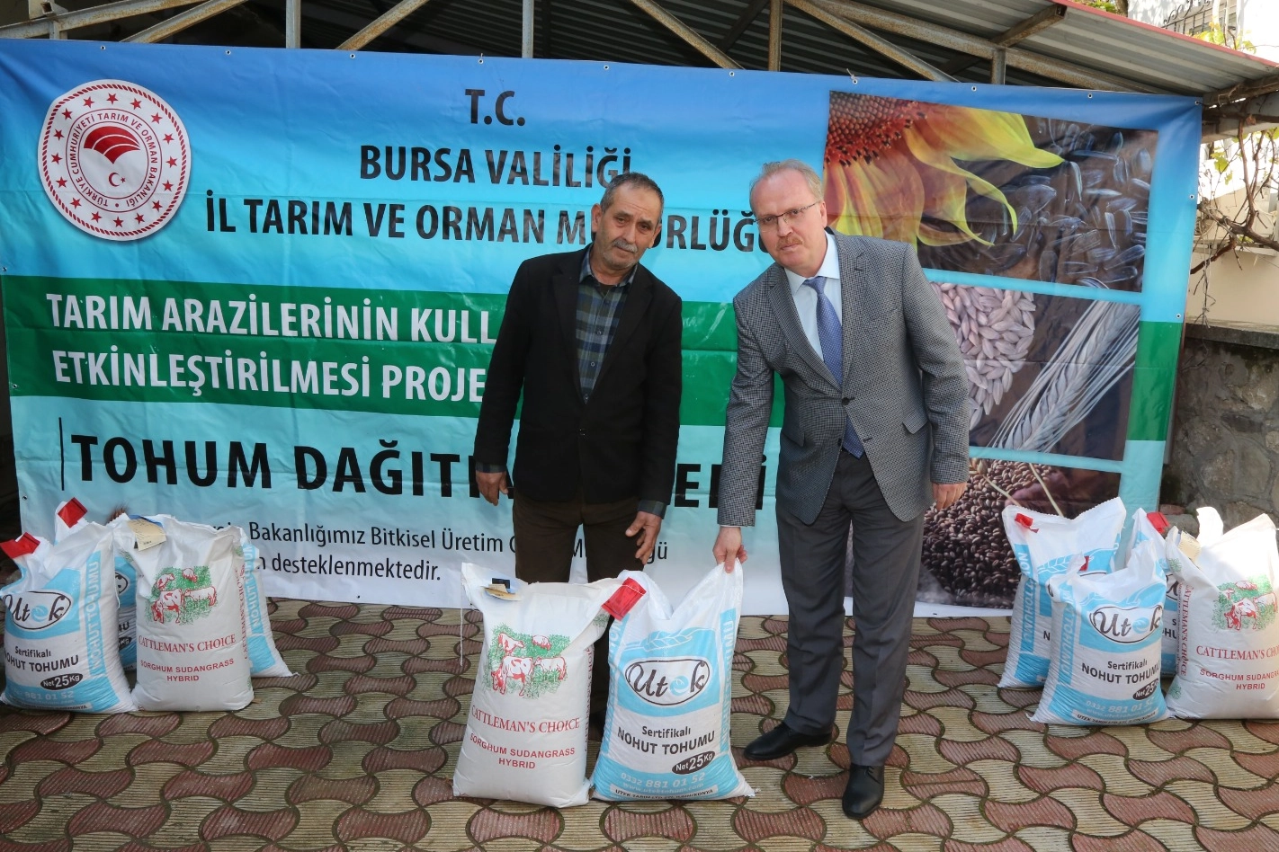 Mustafakemalpaşalı üreticilere nohut ve sorgum tohumu desteği 