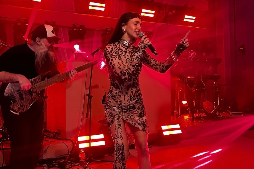 Aybüke Albere İstanbul’da sahneyi salladı 
