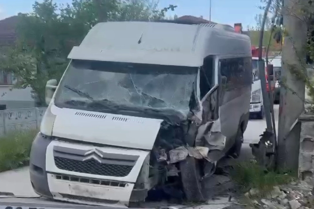 Düzce’de elektrik direğine çarpan minibüsün sürücüsü aranıyor 