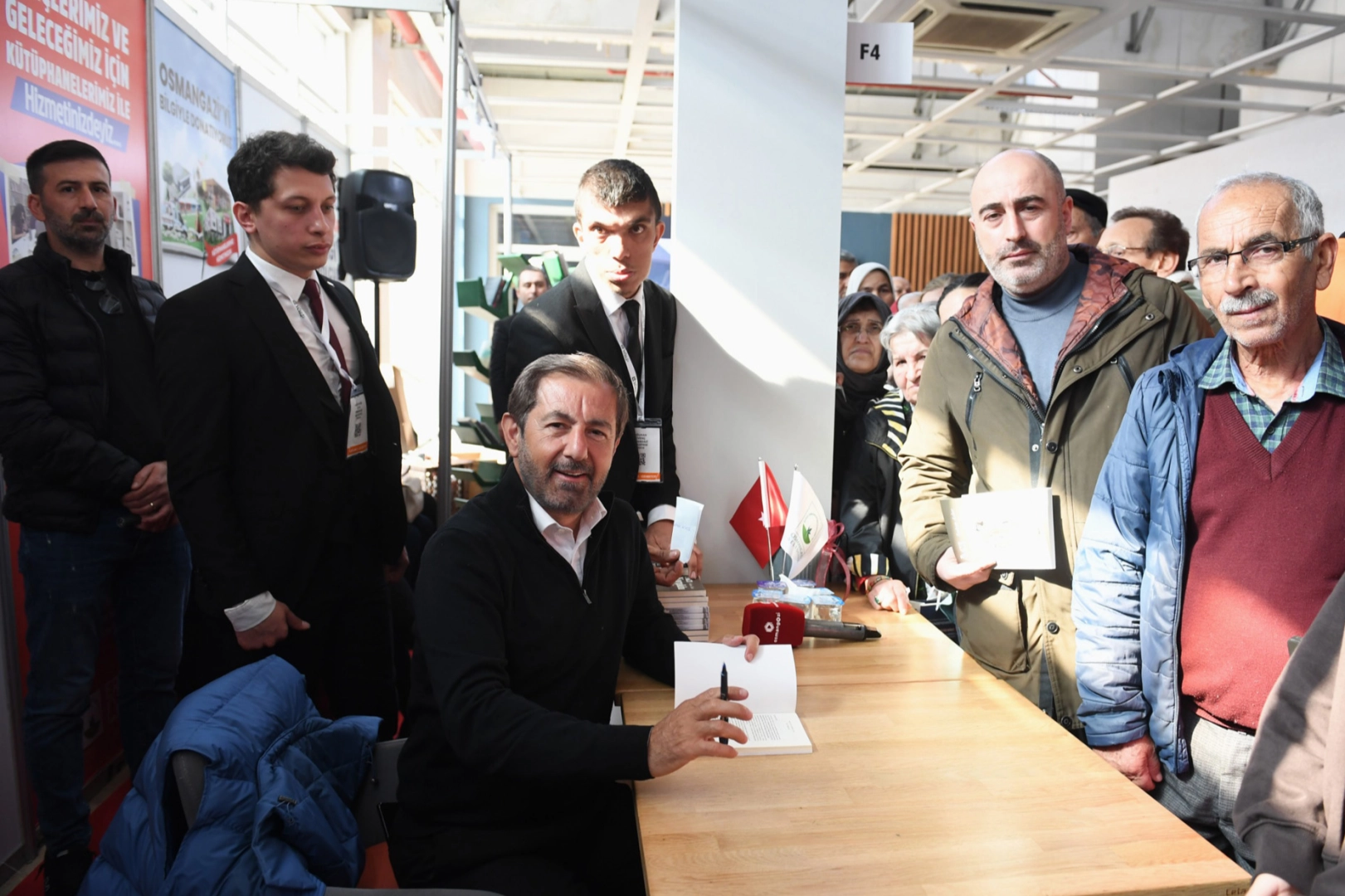 Bursa Osmangazi Belediyesi Serhan Asker’i kitapseverlerle buluşturdu 