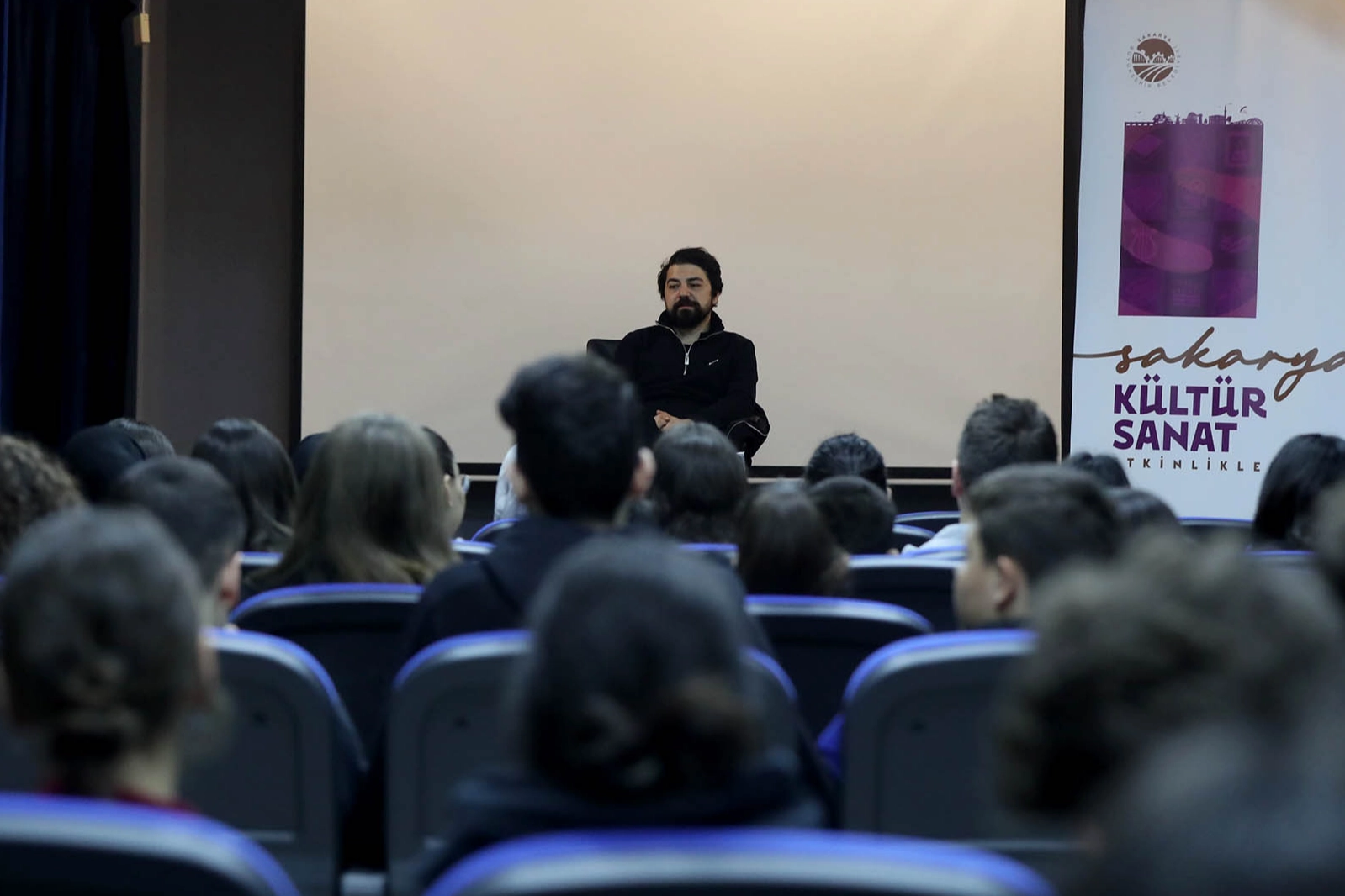 Sakarya'da yazar Yanık edebiyatsever gençlerle buluştu 