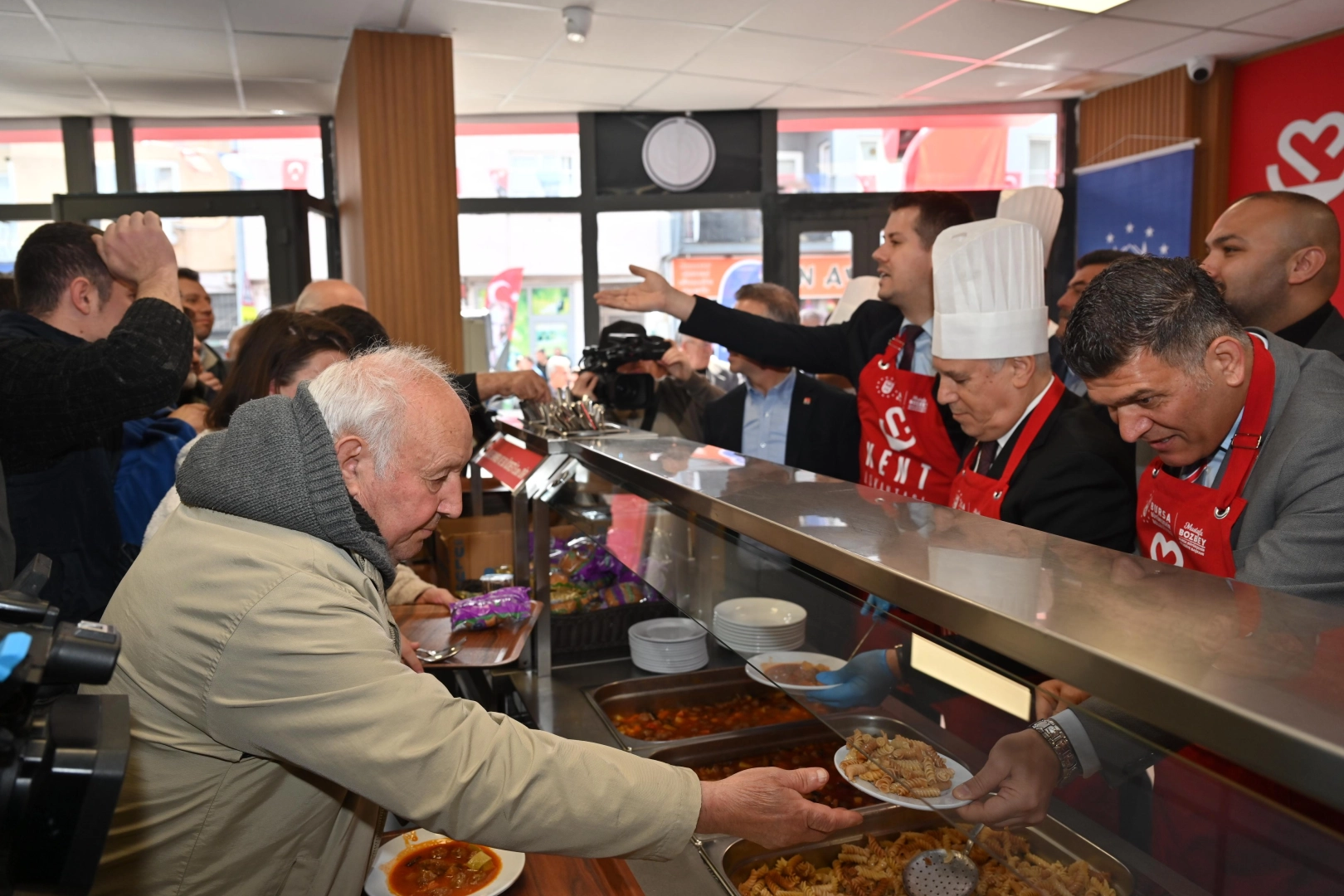 Bursa'da bir Kent Lokantası daha açıldı... 4 çeşit yemek 80 TL 
